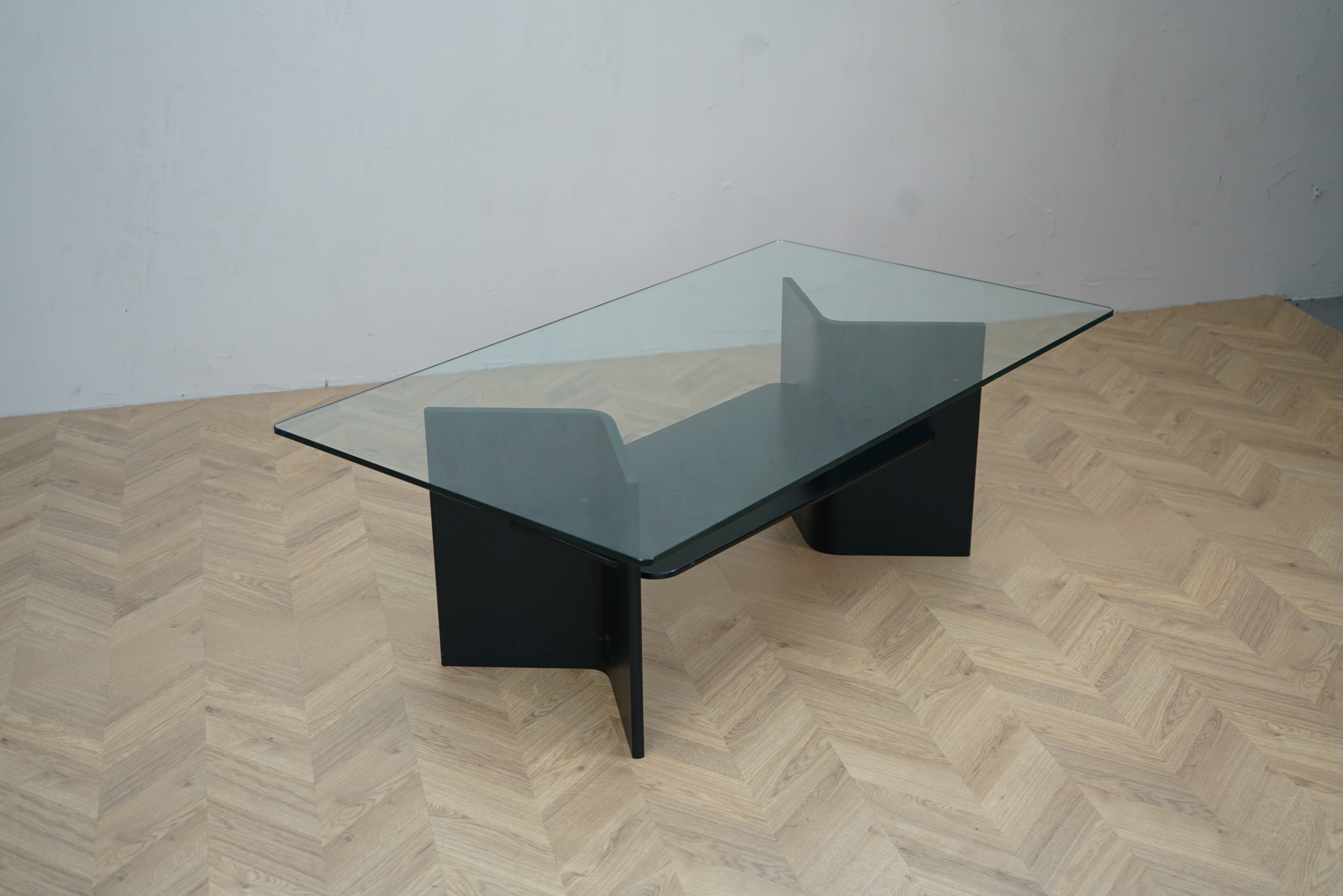 Moderne kaffebord med glasbord og sorte ben set skråt forfra – stilrent design